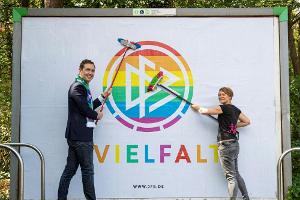 Zeichen für Vielfalt im Fußball: DFB hisst Regenbogenflagge