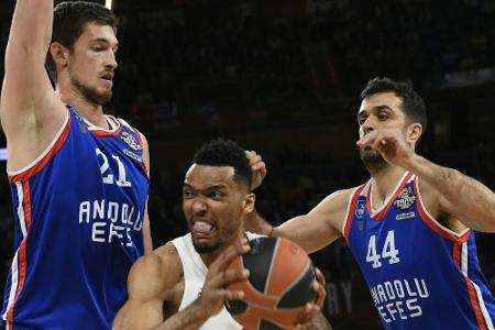 Basketball: Pleiss bleibt ein weiteres Jahr in Istanbul Basketball: Pleiss bleibt ein weiteres Jahr in Istanbul