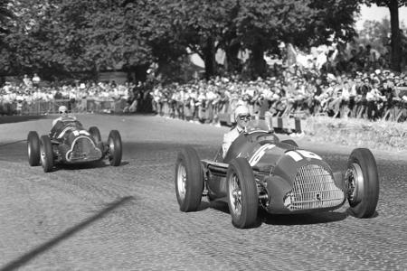 Schon die erste Saison in der Königsklasse des Rennsports fördert einen heißen Zweikampf zu Tage. Alfa Romeo dominiert das G...