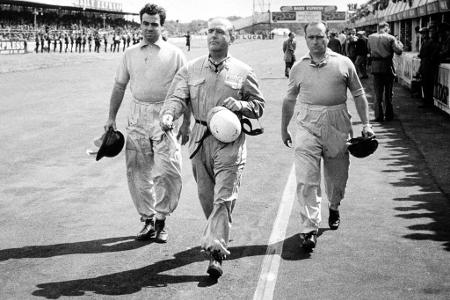 Farina (M.) schnappt sich im letzten Rennen die WM-Krone, nachdem Fangio (r.) mit einem Getriebeschaden aus allen Träumen ge...