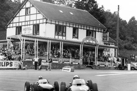 Besonders tragisch geht es 1961 zu. Wolfgang Berghe von Trips (l.) dominiert die Saison und muss von den letzten beiden Läuf...