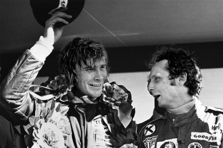 Nur 42 Tage später sitzt Lauda (r.) wieder im Cockpit und wird in Italien sensationell Vierter. Dramatik pur im letzten Renn...