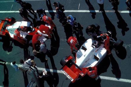 Ausschlaggebend ist das Monaco-Rennen in der ersten Saisonhälfte: Prost gewinnt, Lauda fällt aus. Da nach starken Regenfälle...