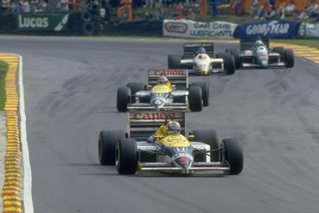 1986 wird Alain Prost im letzten Rennen Weltmeister. Für die meisten Schlagzeilen sorgen aber Mansell (v.) und Piquet im tea...
