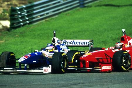 Drei Jahre später riskiert Schumacher (r.) - mittlerweile im Ferrari - gegen Williams-Mann Jacques Villeneuve erneut einen C...