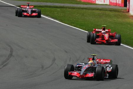 Was ein Herzschlagfinale! 2007 können vor dem letzten Rennen gleich drei Fahrer noch Weltmeister werden. Kimi Räikkönen war ...