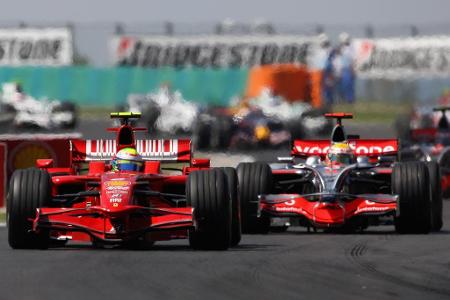 Nie wieder wird eine Weltmeisterschaft später entschieden als im Jahr 2008. Felipe Massa (l.) fährt die Saison seines Lebens...
