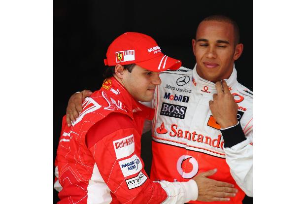 Doch Lewis Hamilton (r.) wagt das Unfassbare und zieht in der letzten Kurve der gesamten Saison noch am Deutschen Timo Glock...