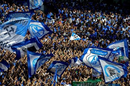 Schalke-Fans zeigen Tönnies die Rote Karte Schalke-Fans zeigen Tönnies die Rote Karte