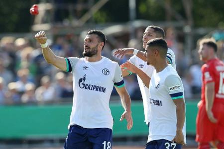 Schalke gegen Dorfklub mit wenig Glanz in Runde zwei - Fanprotest gegen Tönnies Schalke gegen Dorfklub mit wenig Glanz in Runde zwei - Fanprotest gegen Tönnies