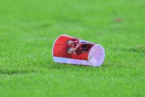 Umwelthilfe warnt vor Plastikmüllbergen in Bundesliga-Stadien