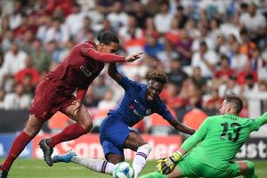 Knöchelverletzung: Fan grätscht Liverpool-Keeper Adrian ab