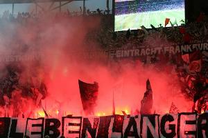 Vor Play-off-Spiel: Eintracht-Fans brennen Pyrotechnik ab