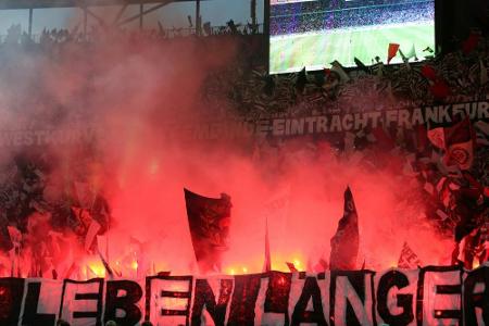 Vor Play-off-Spiel: Eintracht-Fans brennen Pyrotechnik ab Vor Play-off-Spiel: Eintracht-Fans brennen Pyrotechnik ab