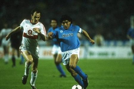 Die Gruppenphase der WM 1994 sollte der letzte Einsatz des Diego Maradona im Trikot der Albiceleste werden. Nach dem zweiten...