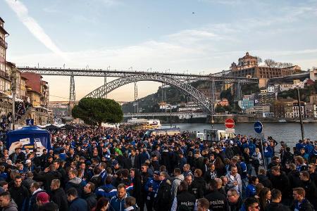 Ende November gastiert Schalke begleitet von zahlreichen Fans in der Champions League beim FC Porto. Die Knappen verlieren n...