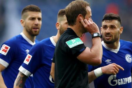 Wieder keine Punkte und wieder besonders bitter verloren: Nach einem Handspiel von Daniel Caligiuri traf Luka Jovic in der 9...