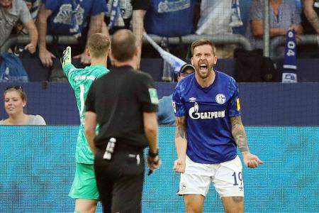 Schalke fühlt sich um zwei Handelfmeter betrogen Schalke fühlt sich um zwei Handelfmeter betrogen