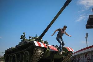 Belgrad provoziert mit Panzer vor dem Stadion