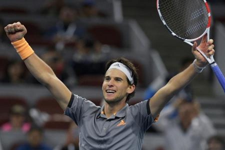 Thiem gewinnt in Peking: Finalsieg gegen Zverev-Bezwinger Tsitsipas Thiem gewinnt in Peking: Finalsieg gegen Zverev-Bezwinger Tsitsipas