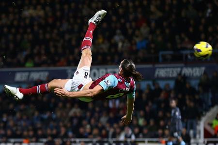 Auch wenn dieser Fallrückzieher nicht im Tor landet - die bestmöglichen Haltungsnoten hat sich West Hams Andy Carroll auf je... Auch wenn dieser Fallrückzieher nicht im Tor landet - die bestmöglichen Haltungsnoten hat sich West Hams Andy Carroll auf je...