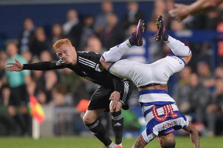 Beim englischen Zweitligaspiel zwischen den Queens Park Rangers und Brentford FC wird QPRs Tjaronn Chery ausgehebelt.