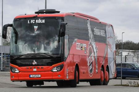 Vor Pokalspiel: FCS-Vandalen beschmieren Kölner Mannschaftsbus Vor Pokalspiel: FCS-Vandalen beschmieren Kölner Mannschaftsbus