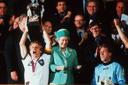 Ab 1995 war der Schwabe drei Jahre lang der verlängerte Arm des Bundestrainers. Der absolute Höhepunkt: Klinsmann durfte als... Ab 1995 war der Schwabe drei Jahre lang der verlängerte Arm des Bundestrainers. Der absolute Höhepunkt: Klinsmann durfte als...