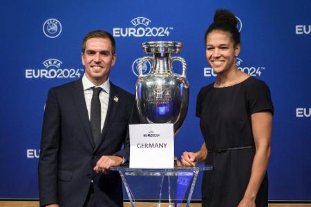 Lahm spendet Botschafter-Gehalt für den Fußball-Nachwuchs Lahm spendet Botschafter-Gehalt für den Fußball-Nachwuchs