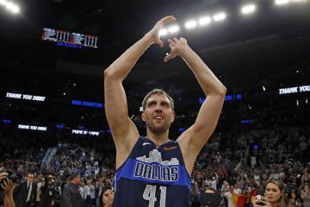 Nowitzkis Silhouette auf dem Mavericks-Court: Nowitzkis Silhouette auf dem Mavericks-Court: