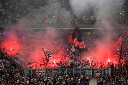 Europa League: Geldstrafe und Blocksperre für Frankfurt - Hübner mit Innenraumverbot Europa League: Geldstrafe und Blocksperre für Frankfurt - Hübner mit Innenraumverbot
