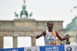 Bekele gewinnt Berlin-Marathon - Weltrekord um zwei Sekunden verpasst