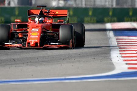 Vettel scheidet mit technischen Problemen aus, Hamilton führt Vettel scheidet mit technischen Problemen aus, Hamilton führt