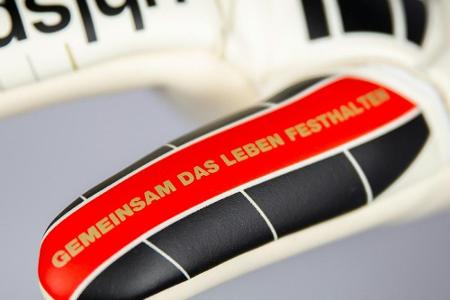 Enke: Spezielle Torwarthandschuhe für den guten Zweck Enke: Spezielle Torwarthandschuhe für den guten Zweck