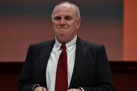 Ex-Präsident Hoeneß vor Leverkusen-Spiel noch einmal für Verdienste geehrt Ex-Präsident Hoeneß vor Leverkusen-Spiel noch einmal für Verdienste geehrt