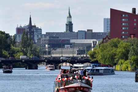Medien: Gladbach-Fans bei Bootstour mit Fäkalien beworfen Medien: Gladbach-Fans bei Bootstour mit Fäkalien beworfen
