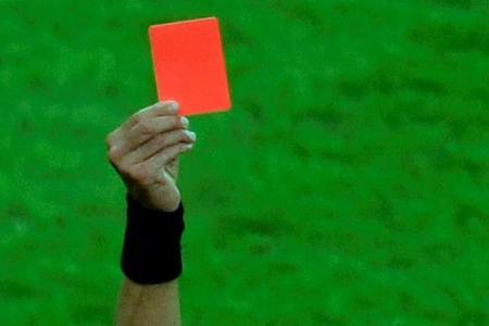 Nach Faustschlag: Amateurfußballer suspendiert - Schiri will Anzeige erstatten Nach Faustschlag: Amateurfußballer suspendiert - Schiri will Anzeige erstatten