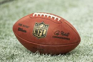 NFL: Helmschlag löst wüste Massenschlägerei aus