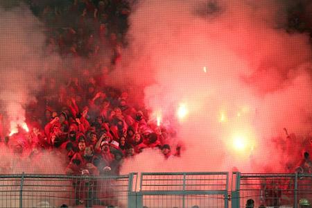 Berlin-Derby nach Pyro-Geschossen unterbrochen Berlin-Derby nach Pyro-Geschossen unterbrochen