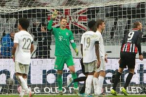 In Unterzahl: Bayern gehen in Frankfurt unter