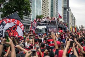 Karneval in Rio: Frenetische Fans empfangen Flamengo nach Copa-Triumph