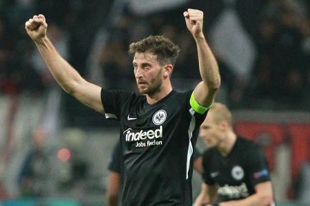 Hütter stellt klar: Abraham bleibt Eintracht-Kapitän Hütter stellt klar: Abraham bleibt Eintracht-Kapitän