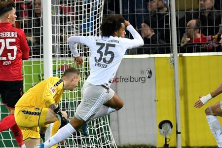 Bayern-Joker Zirkzee feiert Tor mit Selfie auf dem Platz Bayern-Joker Zirkzee feiert Tor mit Selfie auf dem Platz