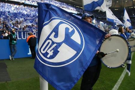Schalke-Fan verstirbt auf dem Weg zum Spiel in Wolfsburg Schalke-Fan verstirbt auf dem Weg zum Spiel in Wolfsburg