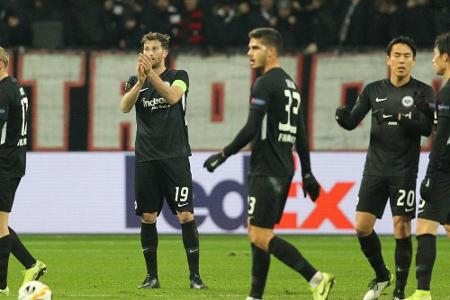Eintracht Frankfurt zittert sich in K.o.-Runde Eintracht Frankfurt zittert sich in K.o.-Runde