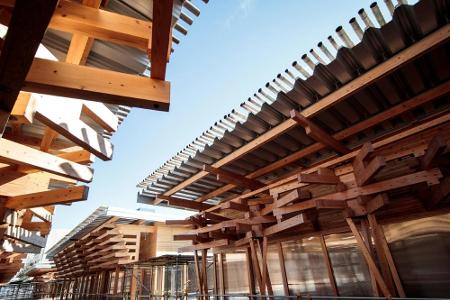 Tokio-Organisatoren präsentieren Village Plaza aus gespendetem Holz Tokio-Organisatoren präsentieren Village Plaza aus gespendetem Holz