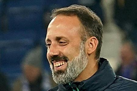 Stuttgarts Trainer Matarazzo feiert Sieg bei Debüt Stuttgarts Trainer Matarazzo feiert Sieg bei Debüt