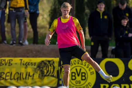 Unter den wachsamen Augen der BVB-Fans hat Haaland die Spielgeräte fest im Blick.