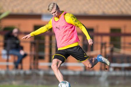 Der Angreifer spielt einen Pass mit seinem starken linken Fuß.