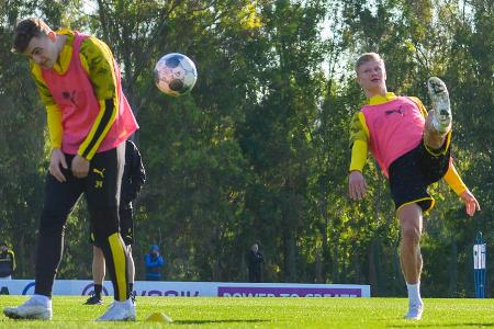 Vorsicht! Der ins Trainingslager nachgereiste Jacob Bruun Larsen bekommt einen Ball ab.
